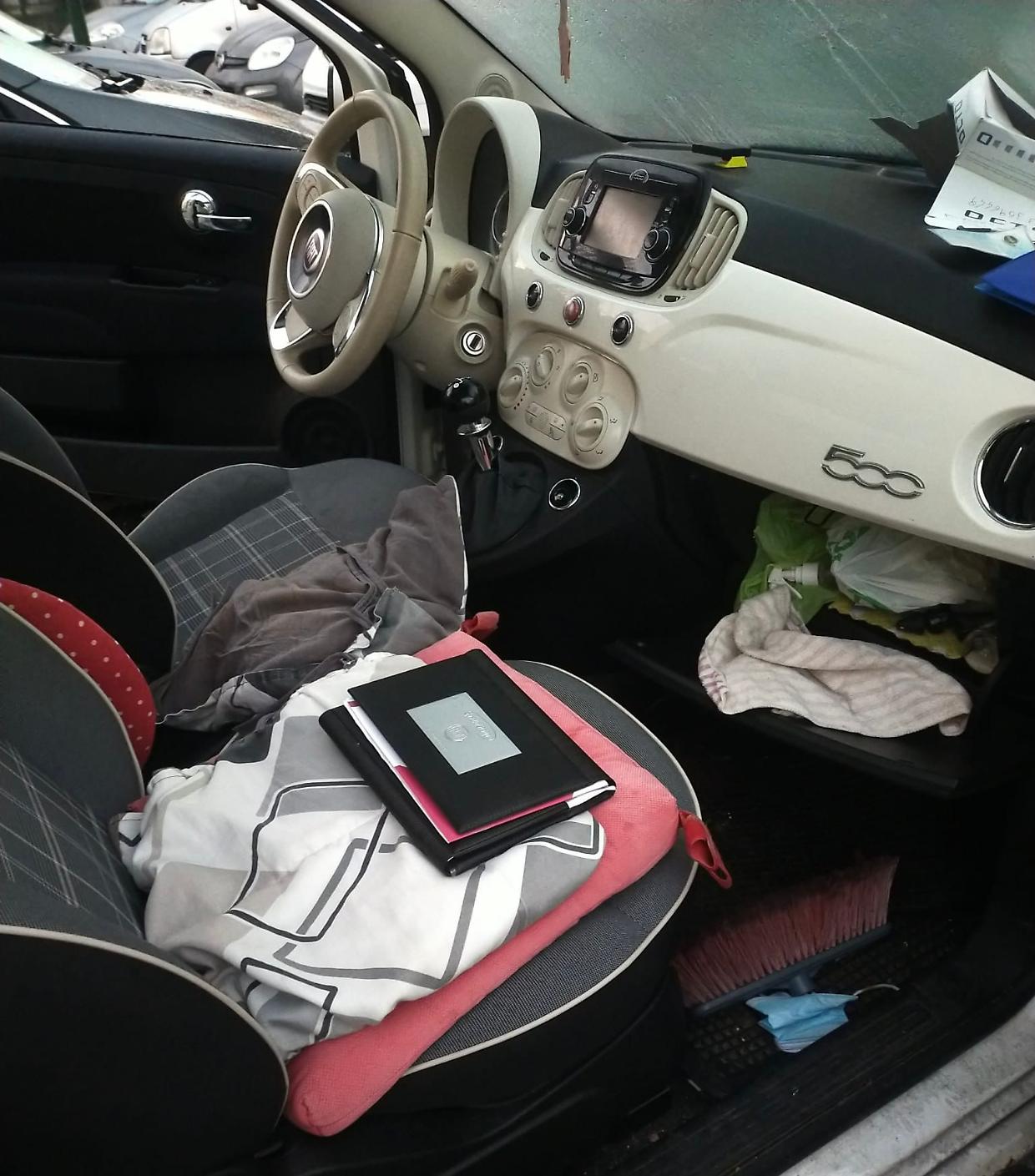 Una delle auto messe a soqquadeo