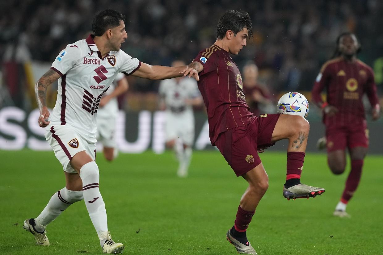 Il granata Maripan in un duello con Dybala nella sfida tra Roma e Toro