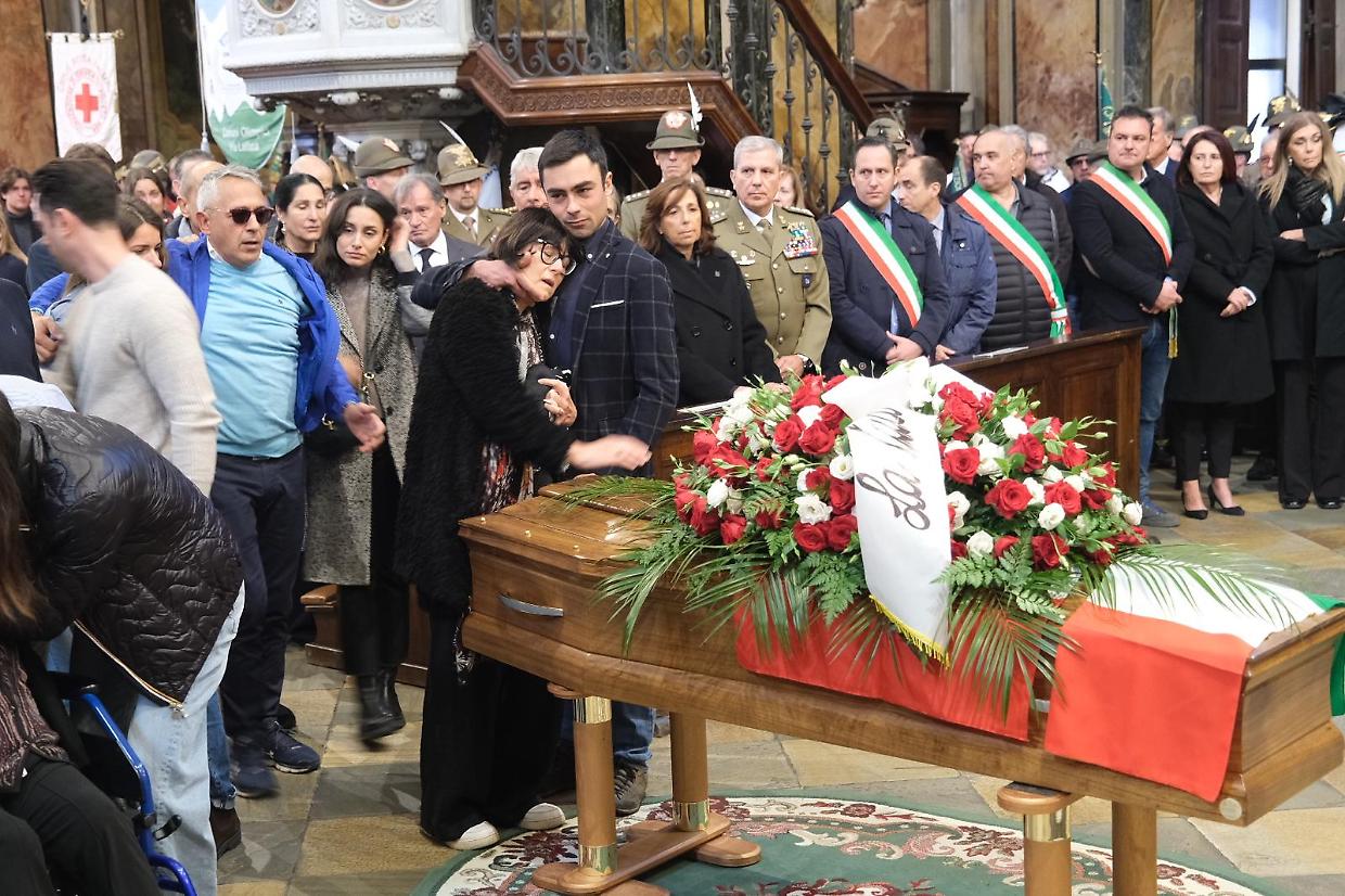 I famigliari di Matilde Lorenzi piangono davanti al feretro della 19enne sciatrice 
