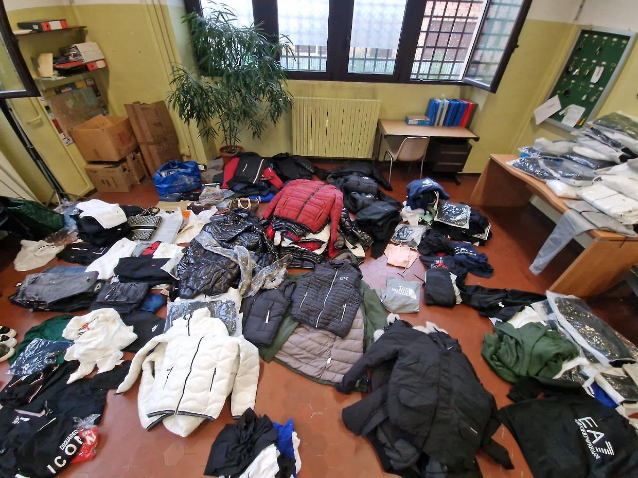 Blitz al Balon: fermato venditore abusivo di capi contraffatti. Sequestrati oltre 600 articoli e 3000 marchi falsi
