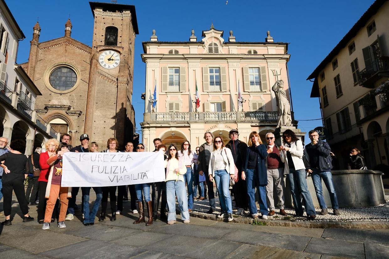 In piazza con i fischietti per dire “no” Ztl. Il sindaco: «Non riapriamo ma arriveranno altre telecamere»