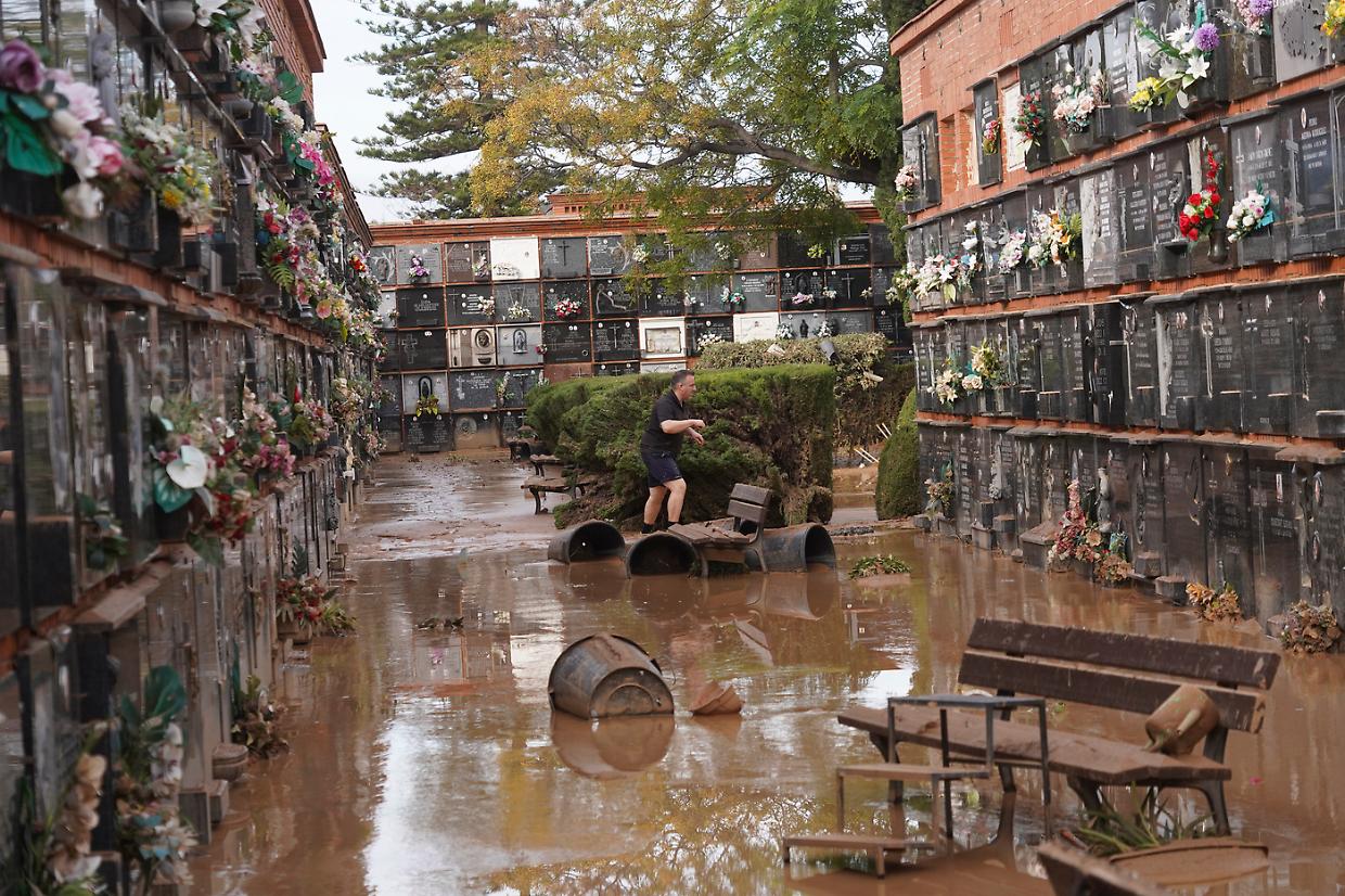Valencia sott'acqua: città sospesa, vite in frantumi e solidarietà tra le macerie