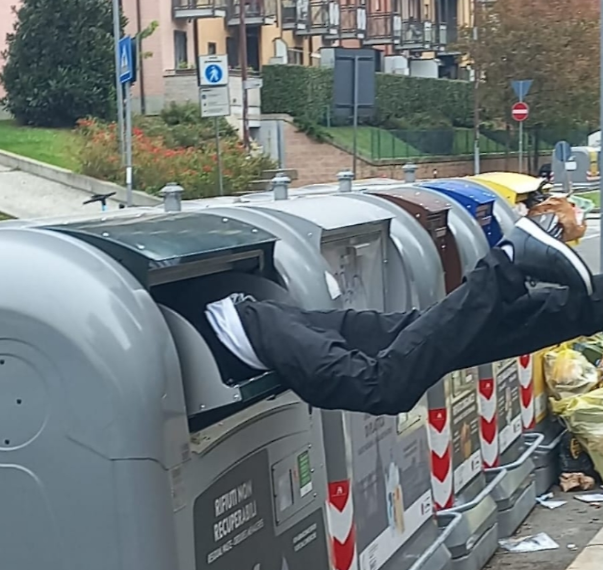 Isole ecologiche aperte e a rischio: sparite le paratie protettive su corso Gamba