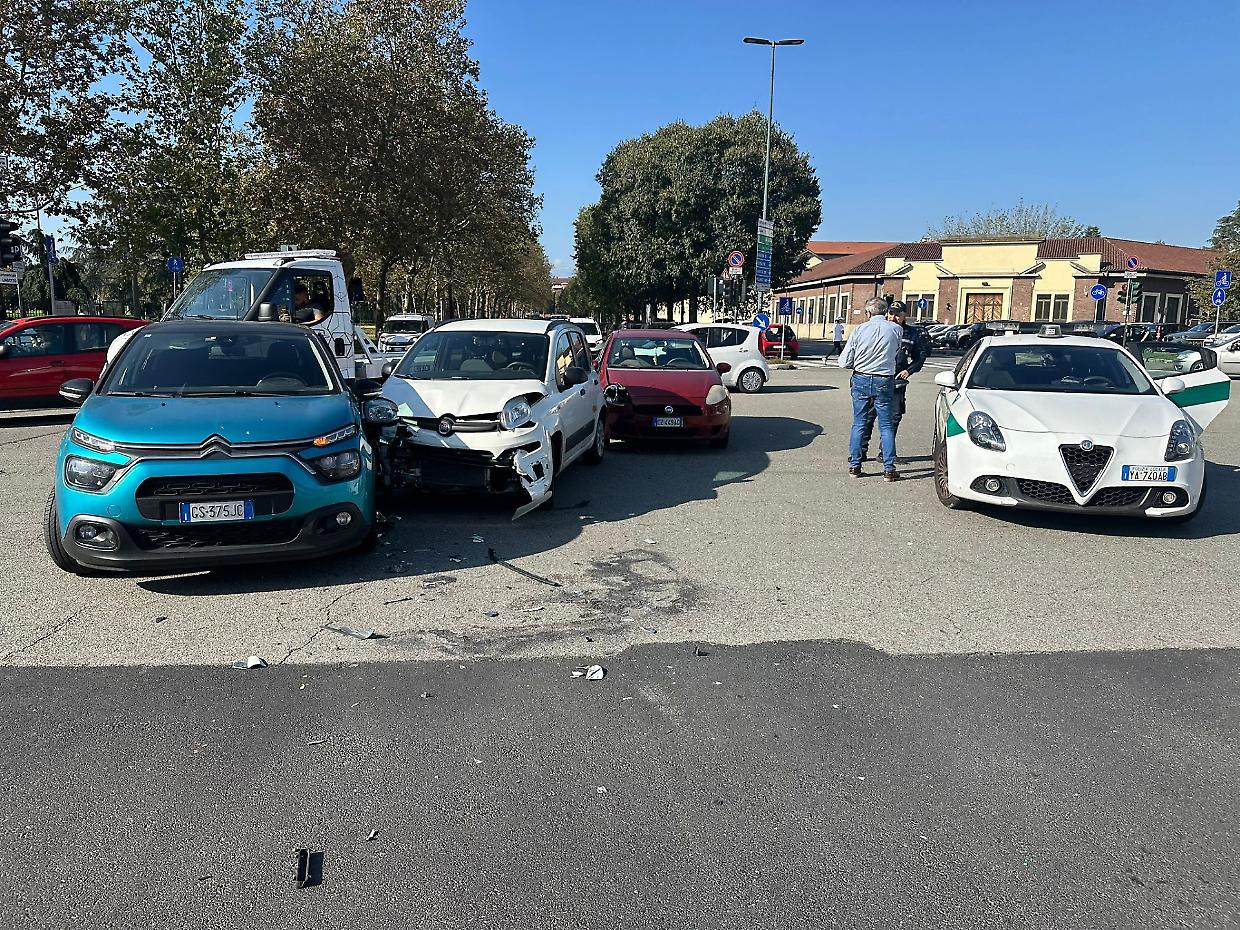Le tre auto coinvolte nello scontro in piazza Costantino il Grande