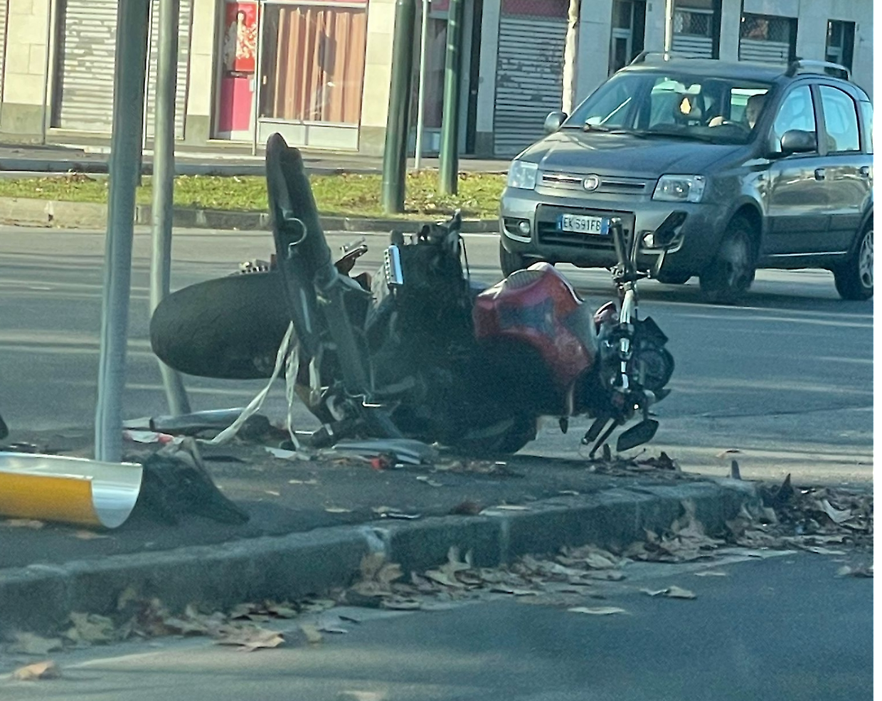 Incidente al solito incrocio, una moto si schianta contro i cartelli stradali