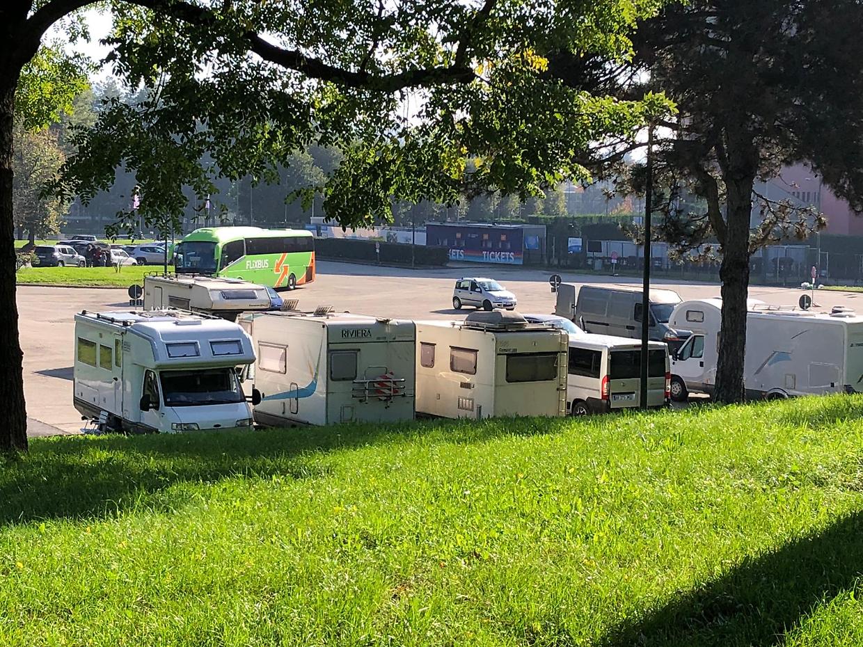 Il piazzale invaso dai camper preoccupa le mamme: «Ora servono più controlli»