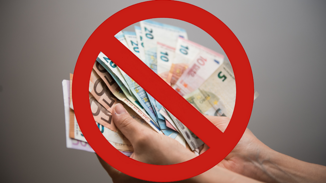 Addio ai contanti, adesso in Comune si paga solo online o con carte di credito e bancomat