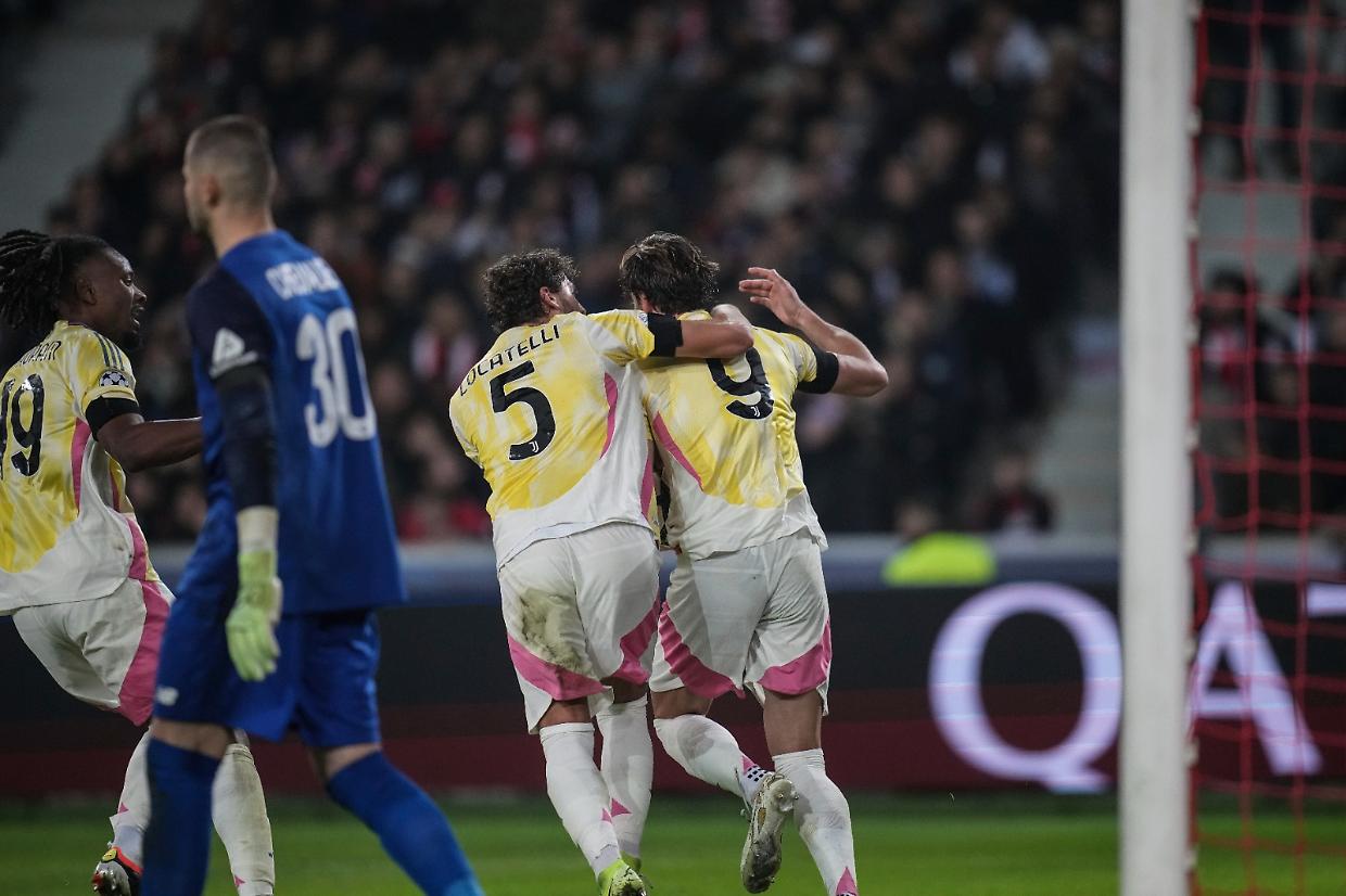 L'esultanza di Locatelli e Vlahovic al gol della Juve a Lille