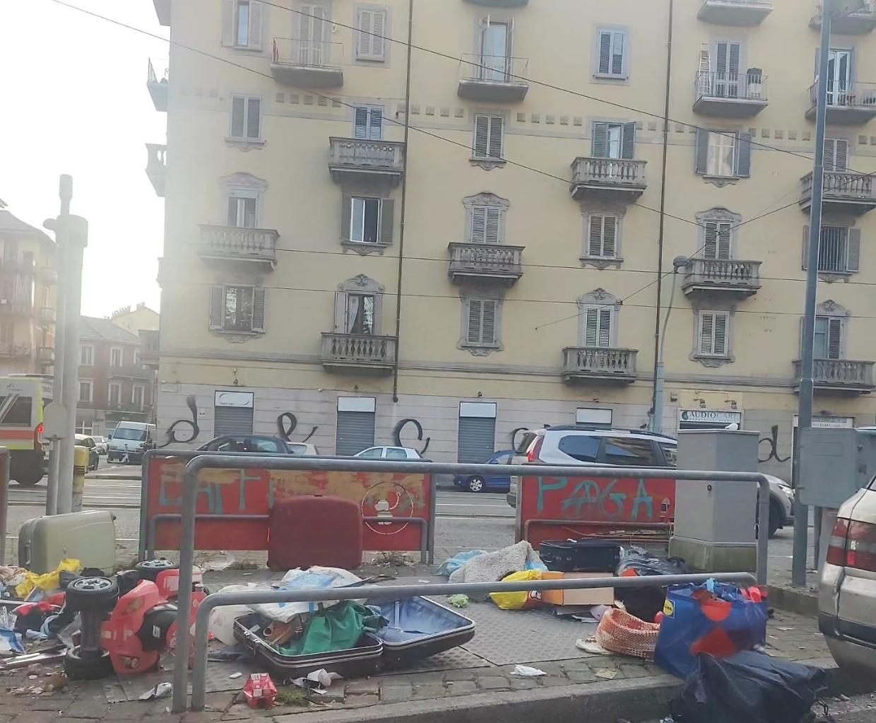 La denuncia dei residenti su largo Giulio Cesare