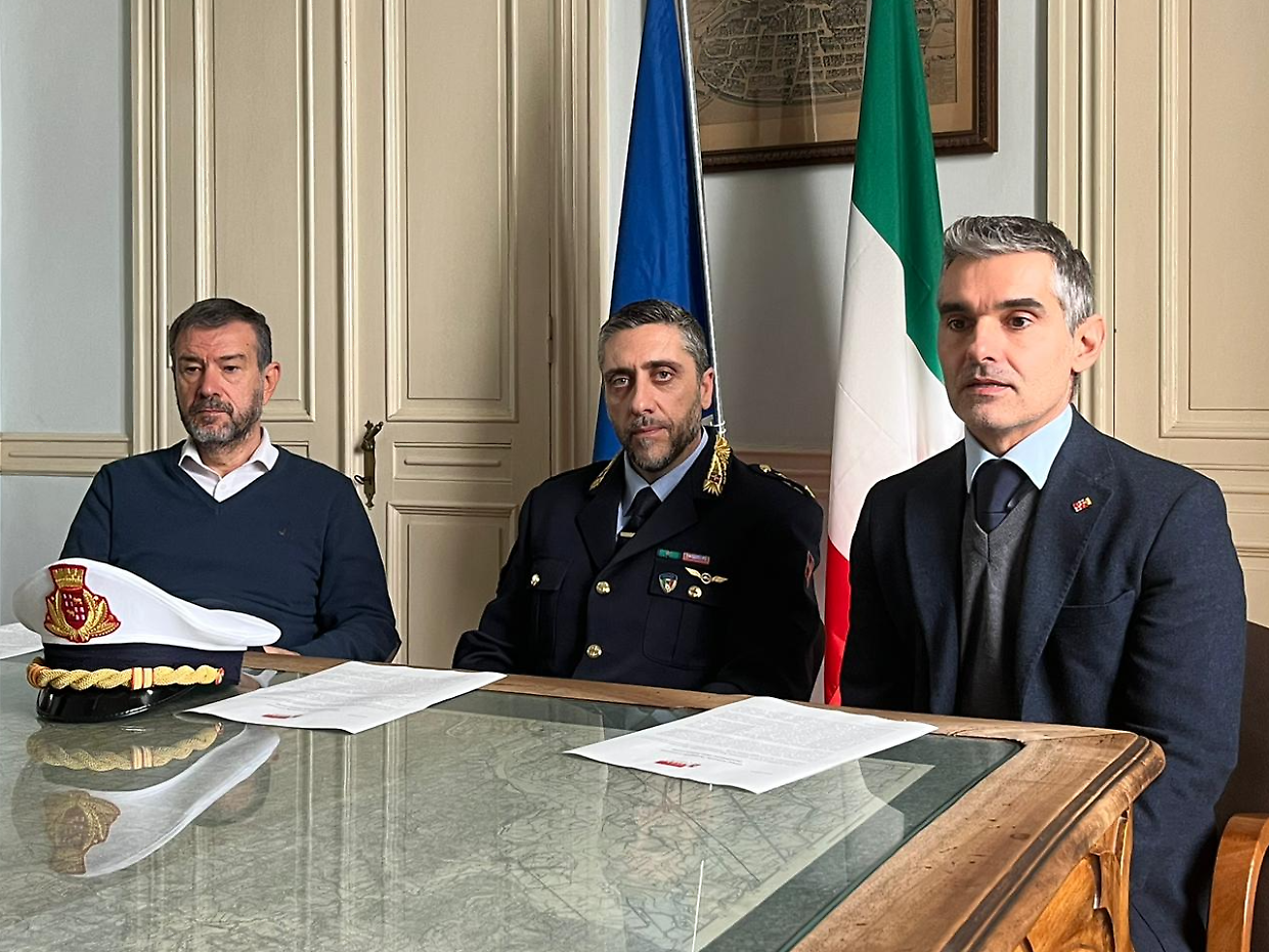 Marcello Portogallo, nuovo comandante, tra l'assessore Biagio Carillo  e il sindaco Alessandro Sicchiero 