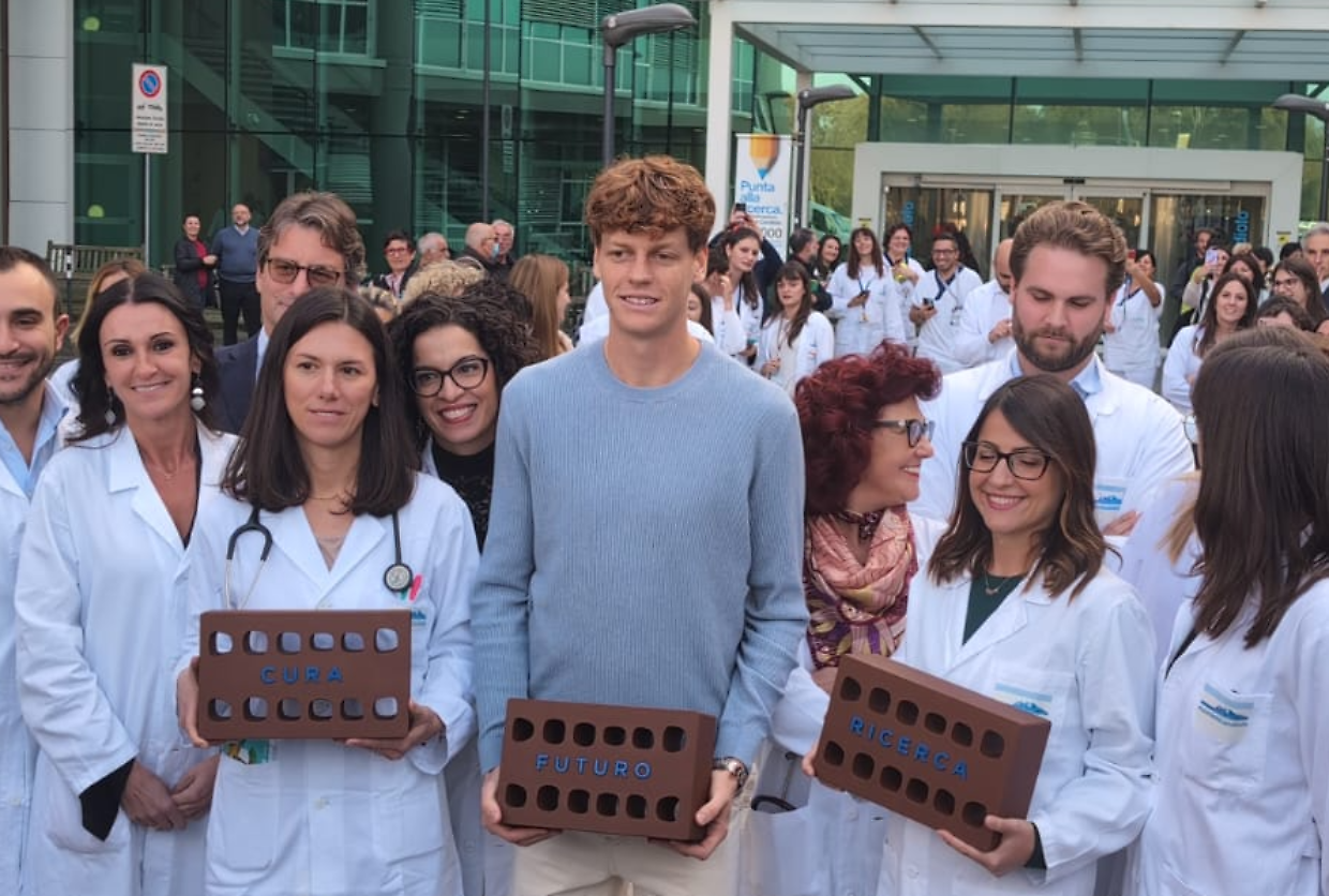 Jannik Sinner con i medici e gli infermieri del Centro antitumori di Candiolo