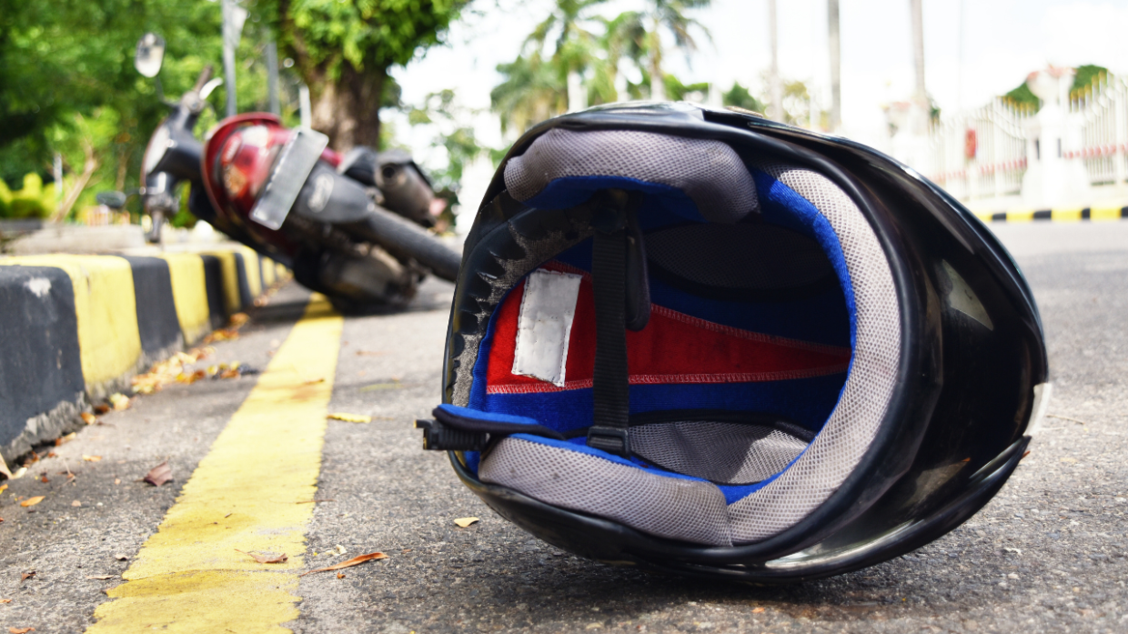 Motociclista 17enne muore schiantandosi contro un'auto. L'incidente in Canavese