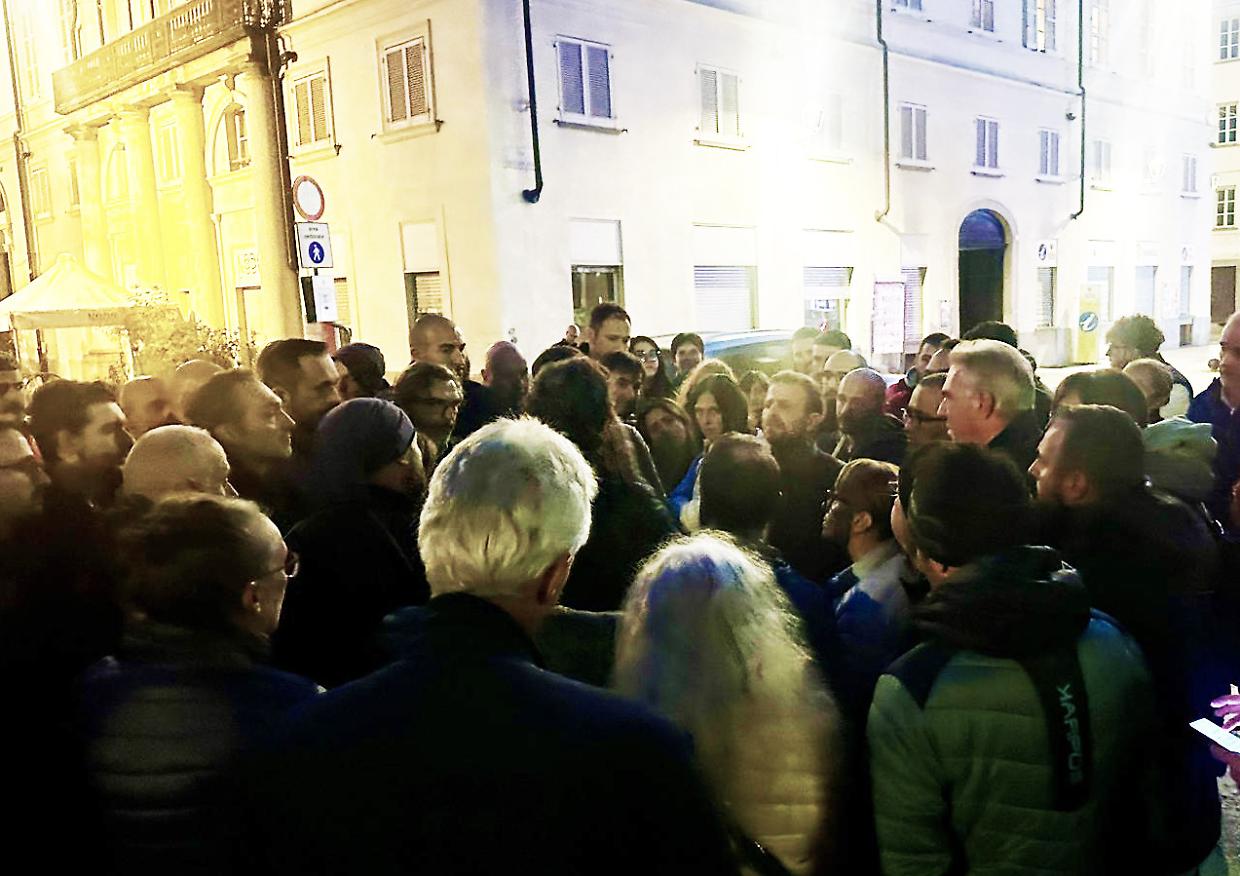 Acea, i dipendenti assediano il municipio: «Il sindaco Salvai difenda noi e l’azienda»