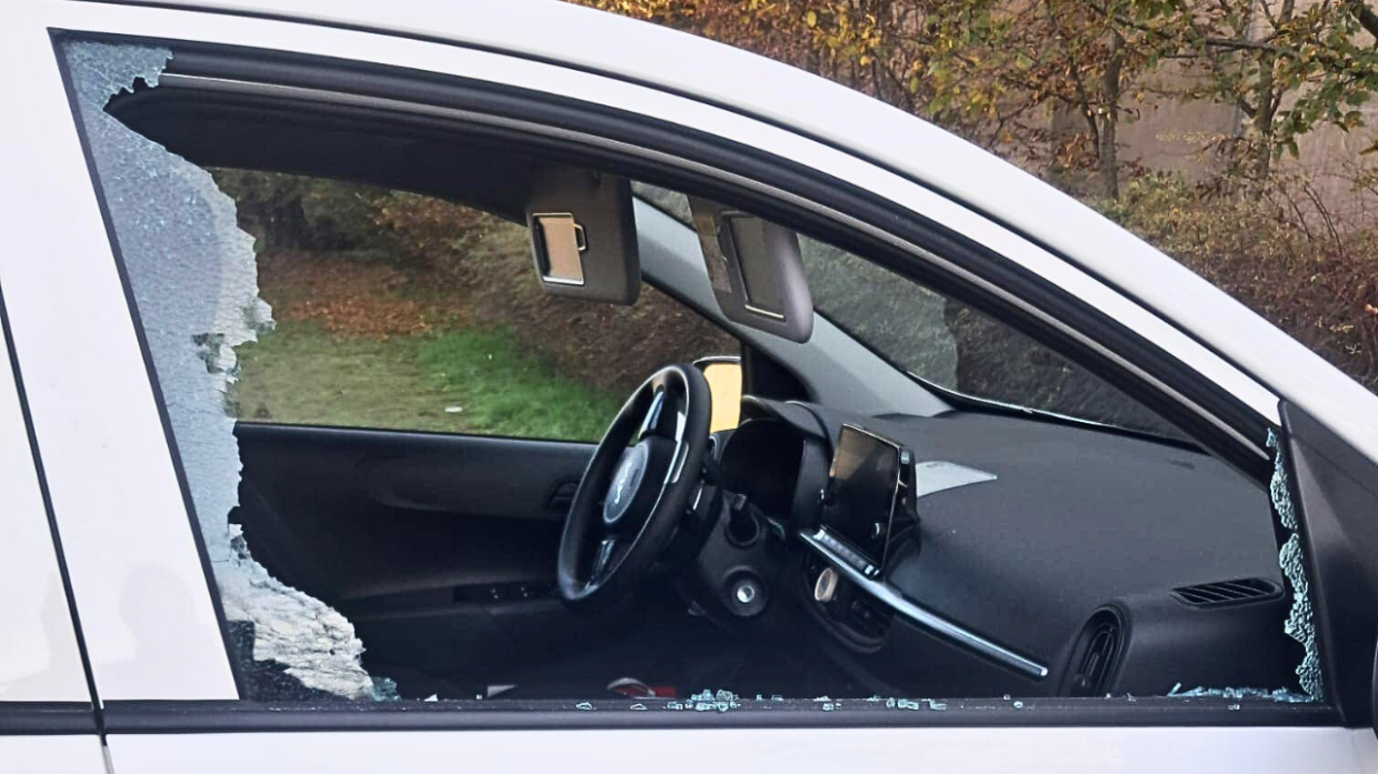 Vetro infranto e auto saccheggiata. Ladri in azione anche davanti al cimitero