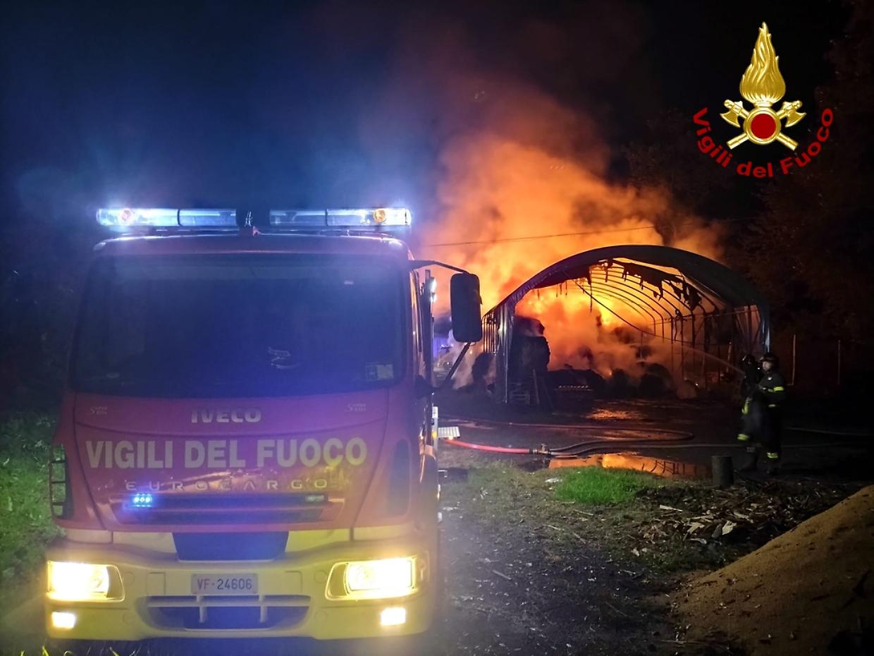 Notte di fuoco in provincia di Torino, bruciano auto, baracche e sterpaglie