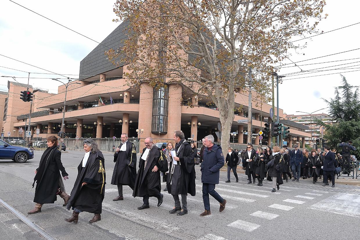 «Per l'udienza torni al 2030»: avvocati in corteo contro le carenze di giudici di pace