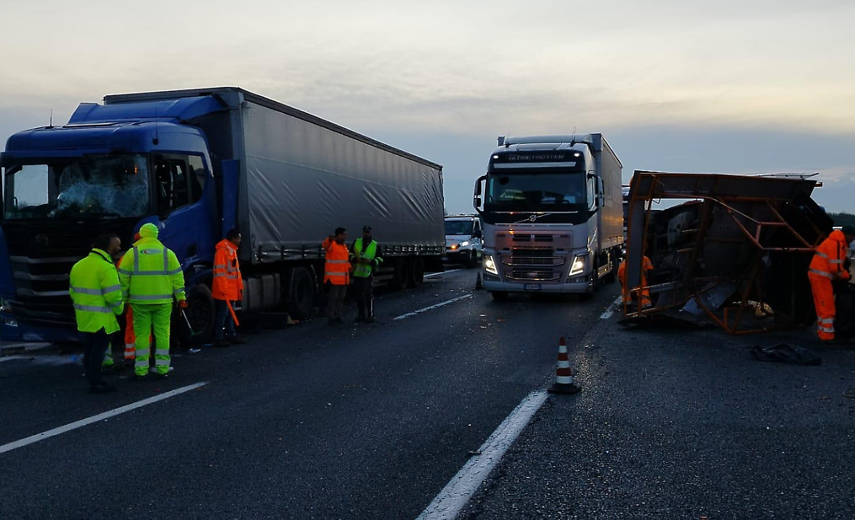 I soccorsi dopo l'incidente lungo la tangenziale Sud