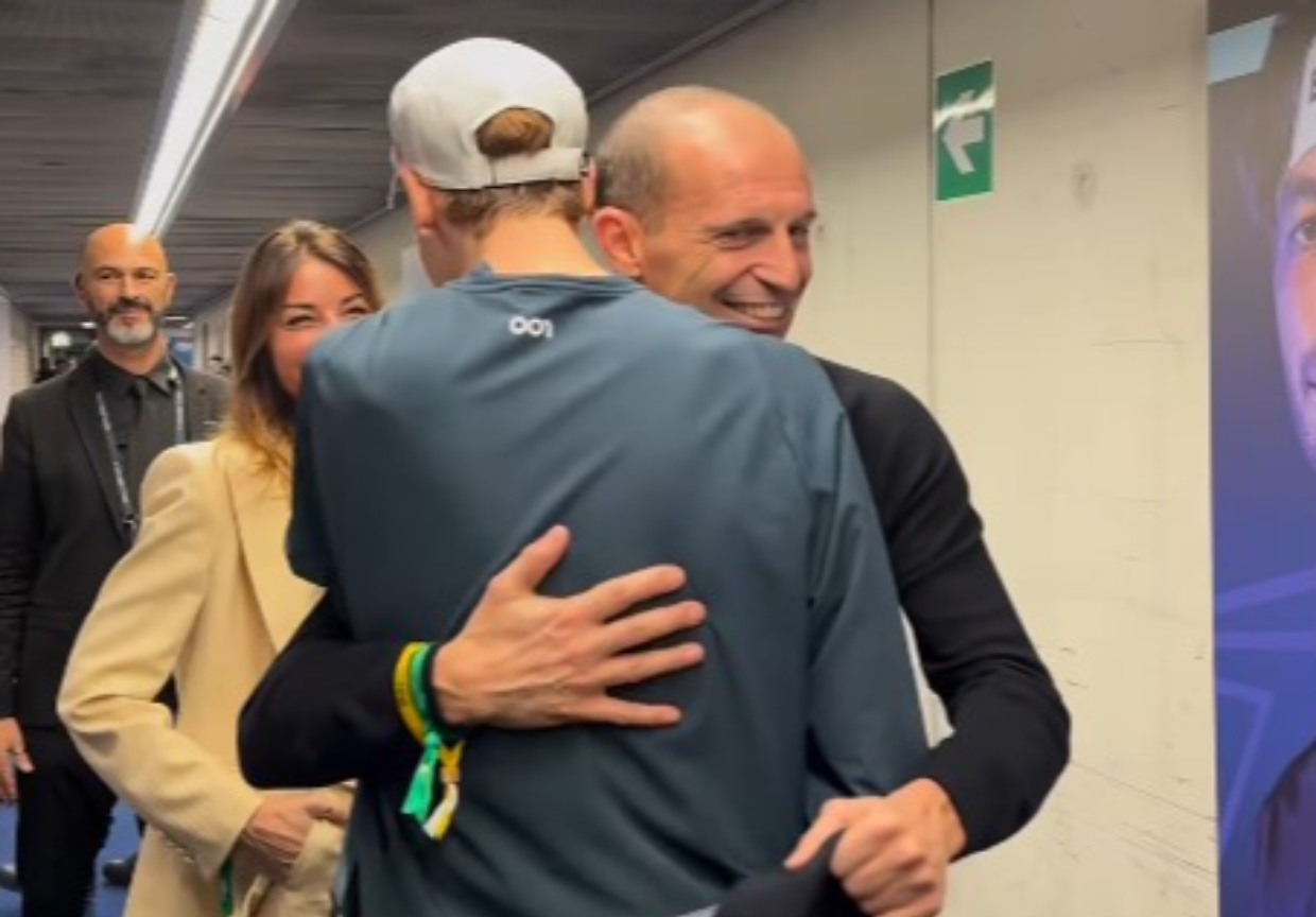 Toh, chi si rivede!  Anche Allegri sugli spalti per Sinner: il siparietto tra i due all'Inalpi Arena...