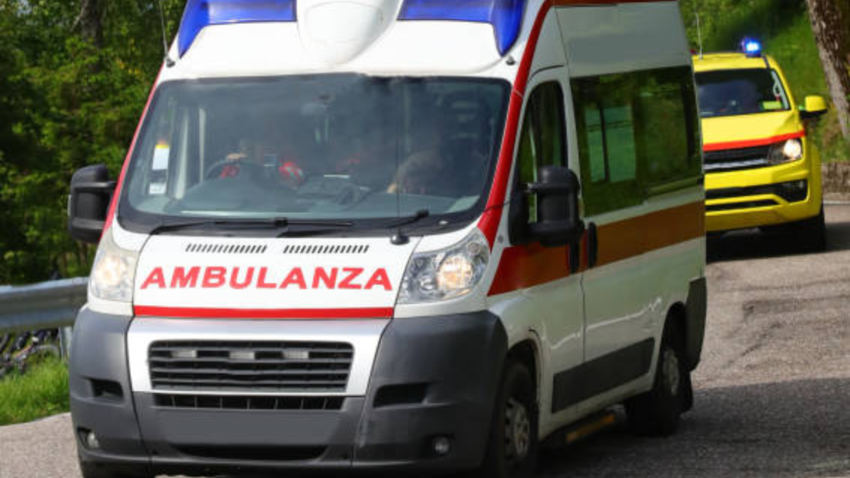 Favria, schianto all&rsquo;incrocio: Opel Corsa urta un palo dopo l&rsquo;impatto con una Renault 