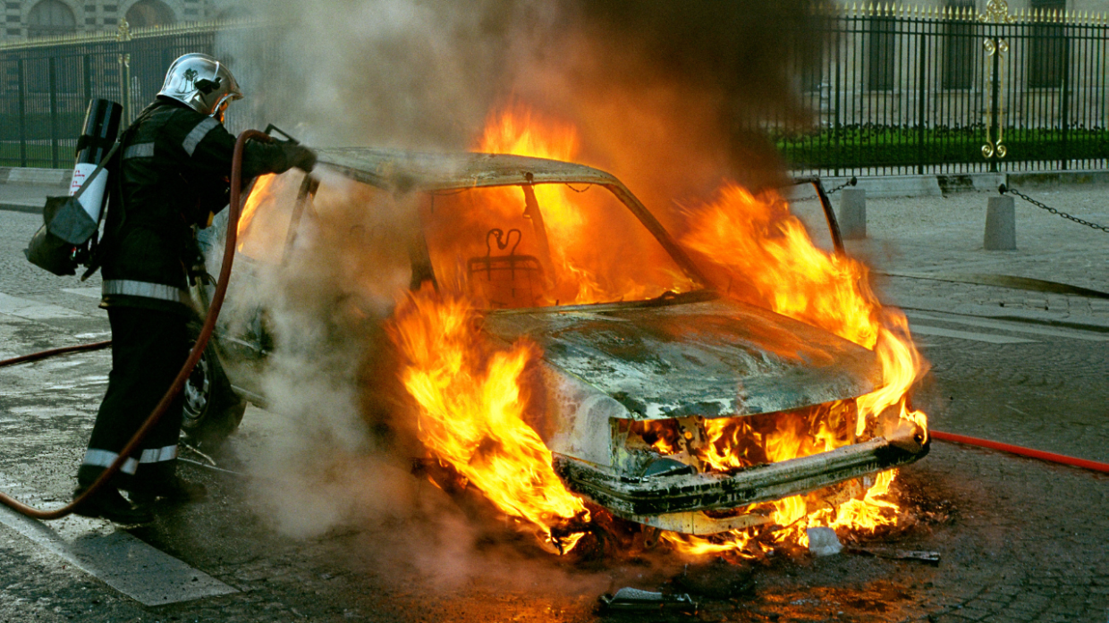 Incendio a Pianezza: auto e moto distrutte in un parcheggio condominiale