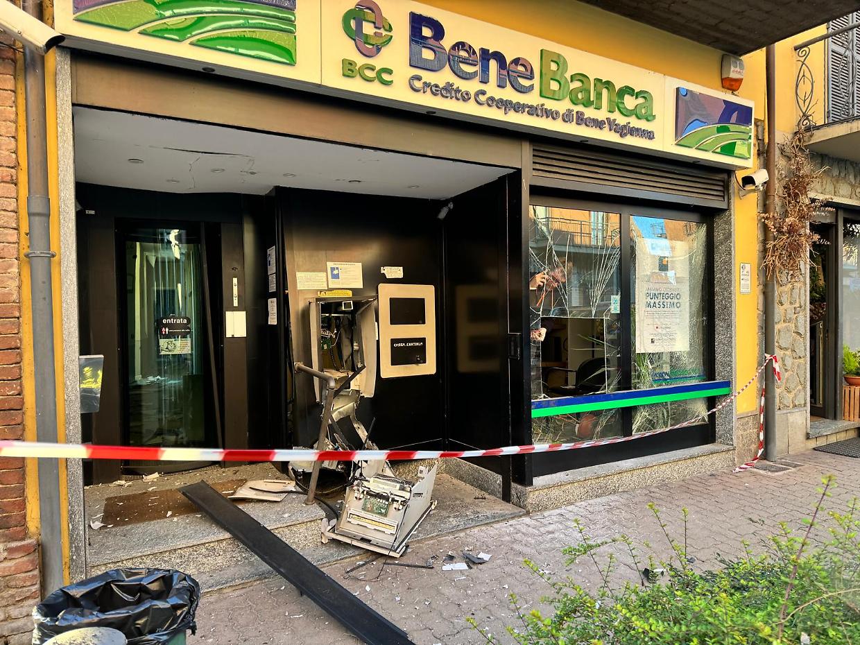 salta in aria un altro bancomat a None