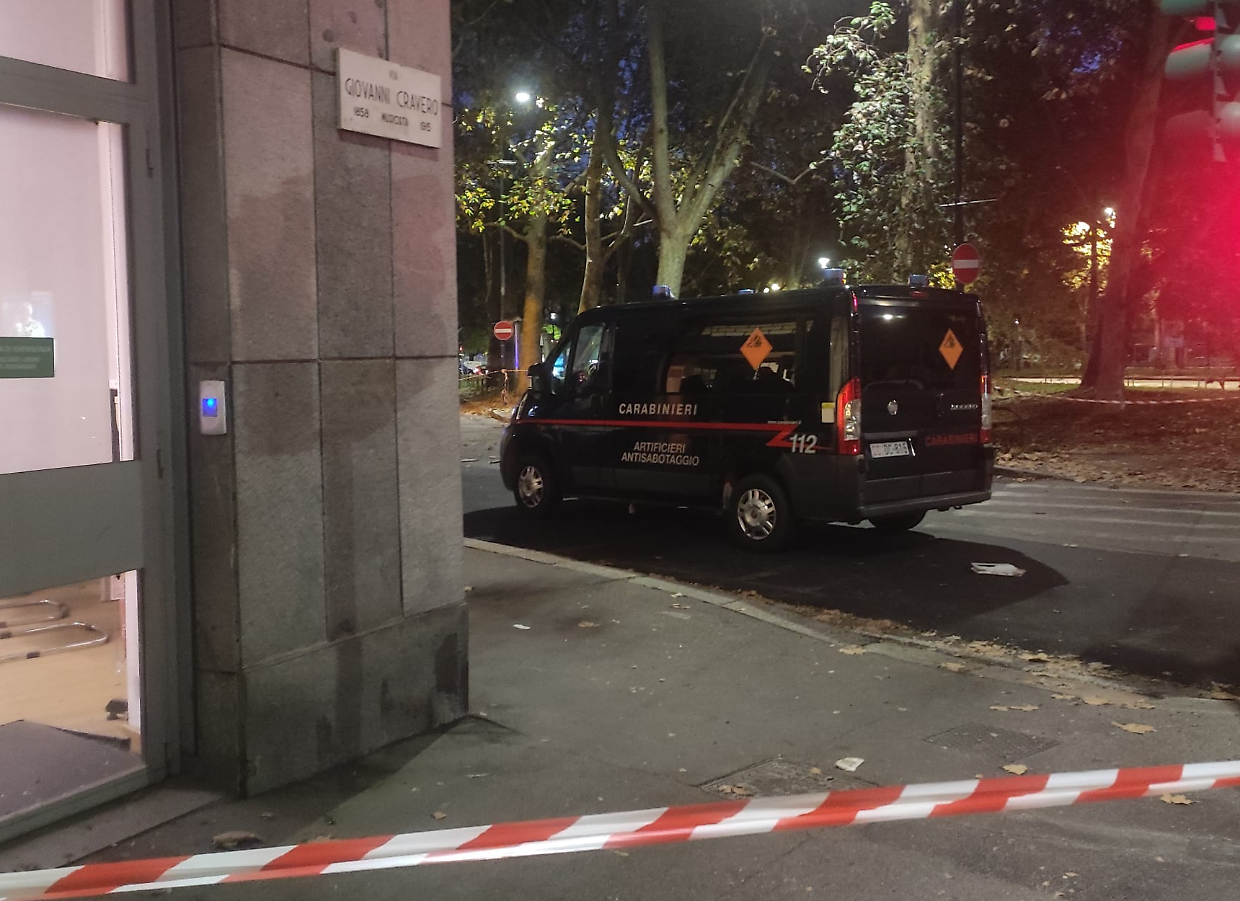 I carabinieri in piazza Sofia dopo l'esplosione del bancomat