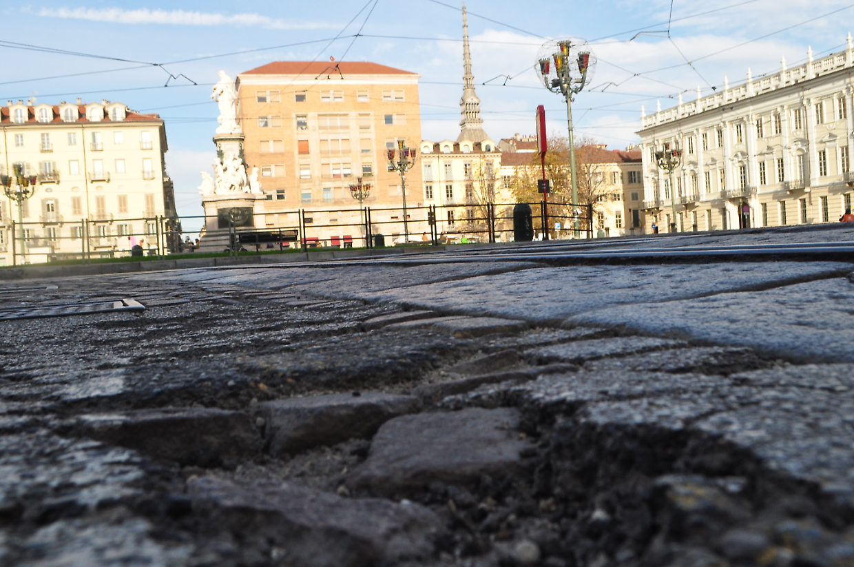 Torino è piena di buche (nella foto, via Accademia Albertina)