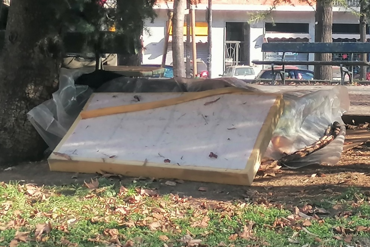 Sporcizia, danni e adesso pure  una baracca: degrado nel giardino del carabiniere caduto