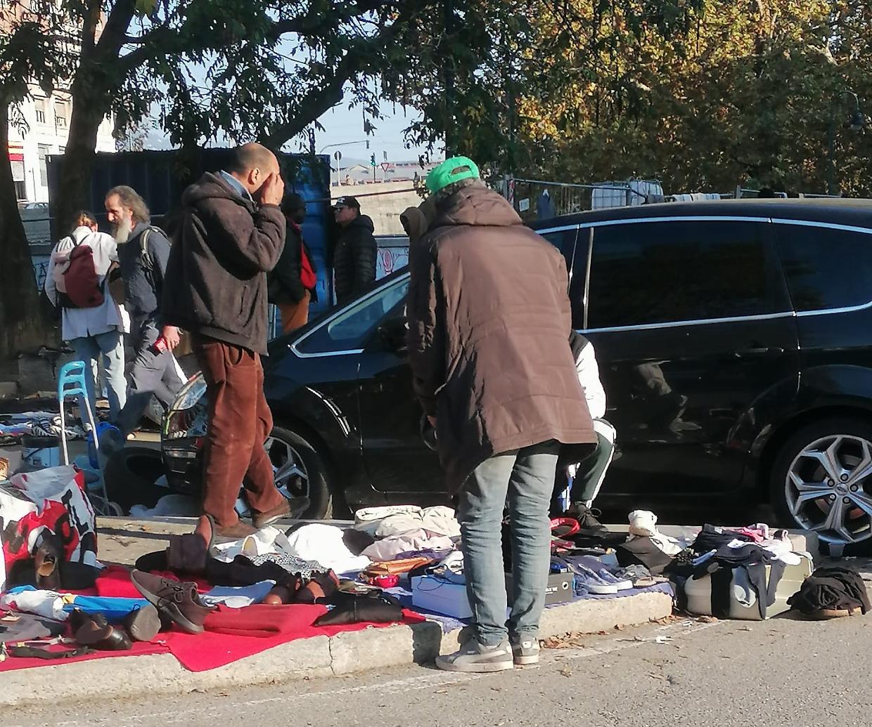 Dal Carpanini fino a Porta Pila, i marciapiedi sono degli abusivi