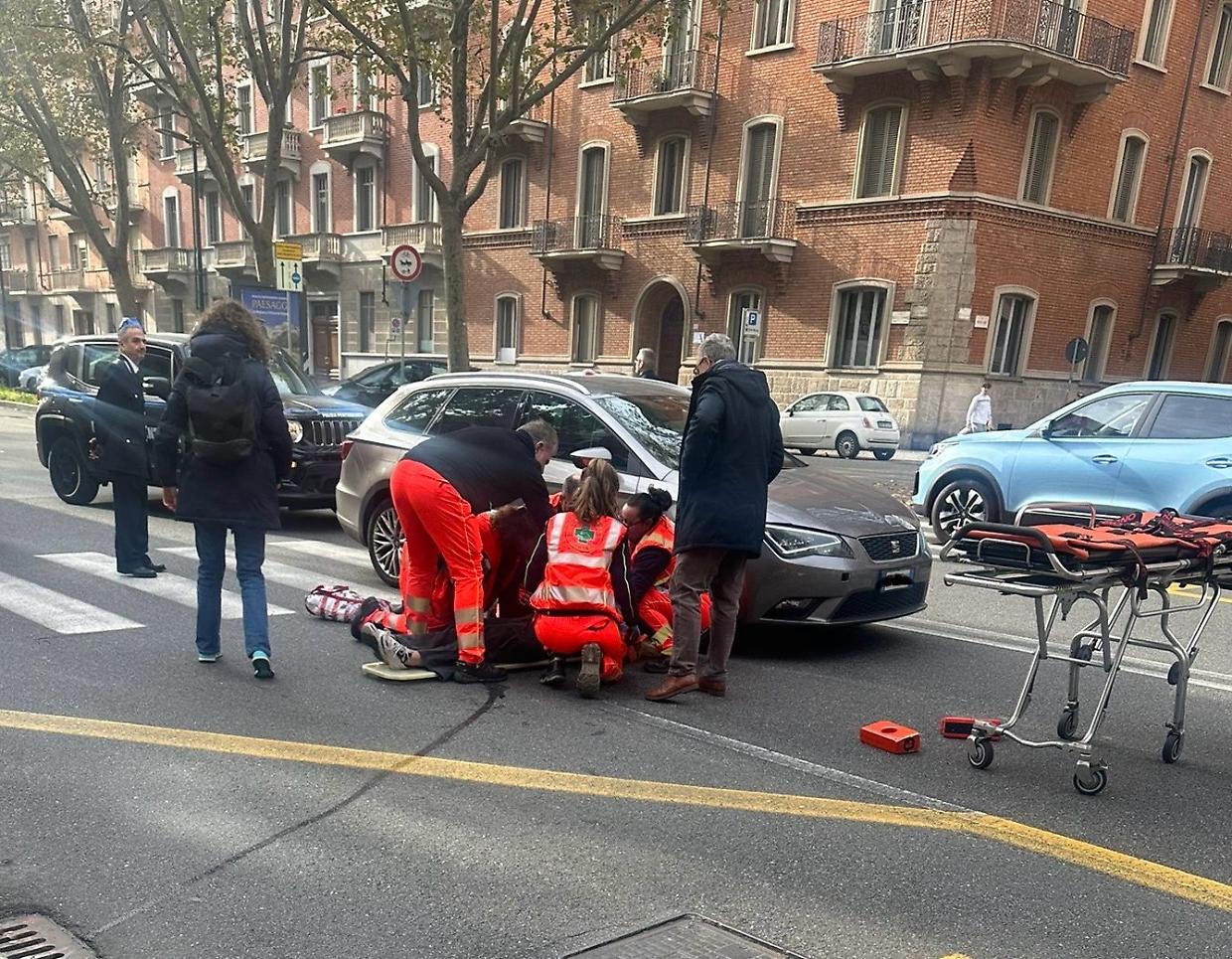 Ciclista colpita e ferita da un’auto, ora è al Cto