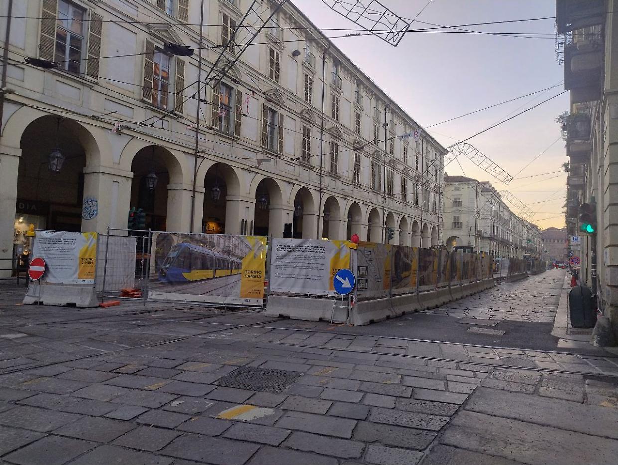 "Caos in via Po: la pavimentazione 'Arlecchino' confonde i pedoni"