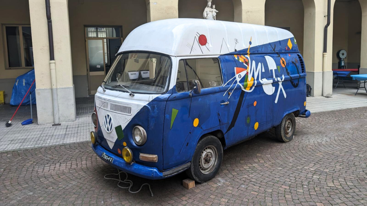 Torino, all'asta il leggendario Volkswagen T2. Il ricavato per la ricerca oncologica alle Molinette
