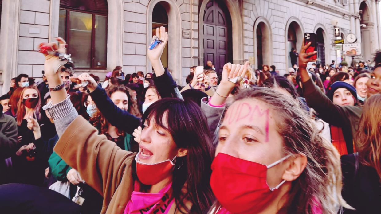Alba: "Non una di meno", il corteo contro la violenza di genere