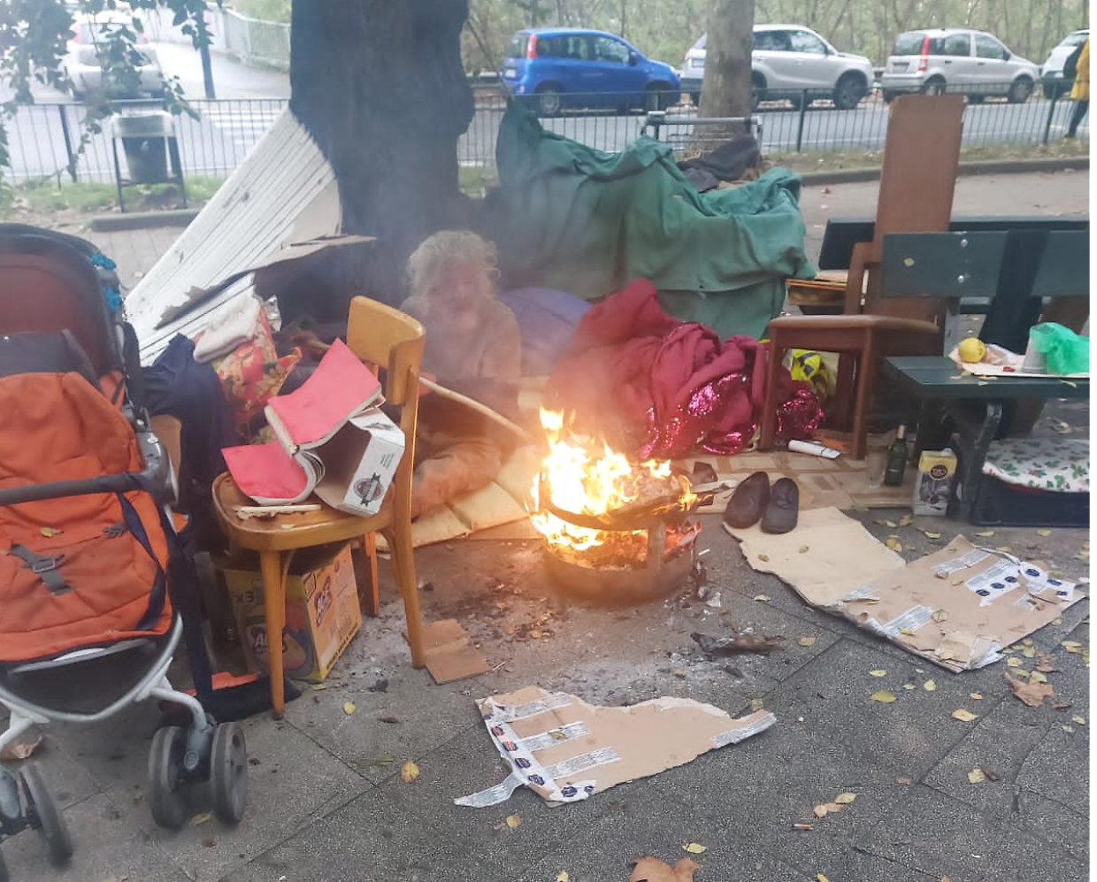 Le panchine del giardinetto diventano casa per chi ha perso tutto
