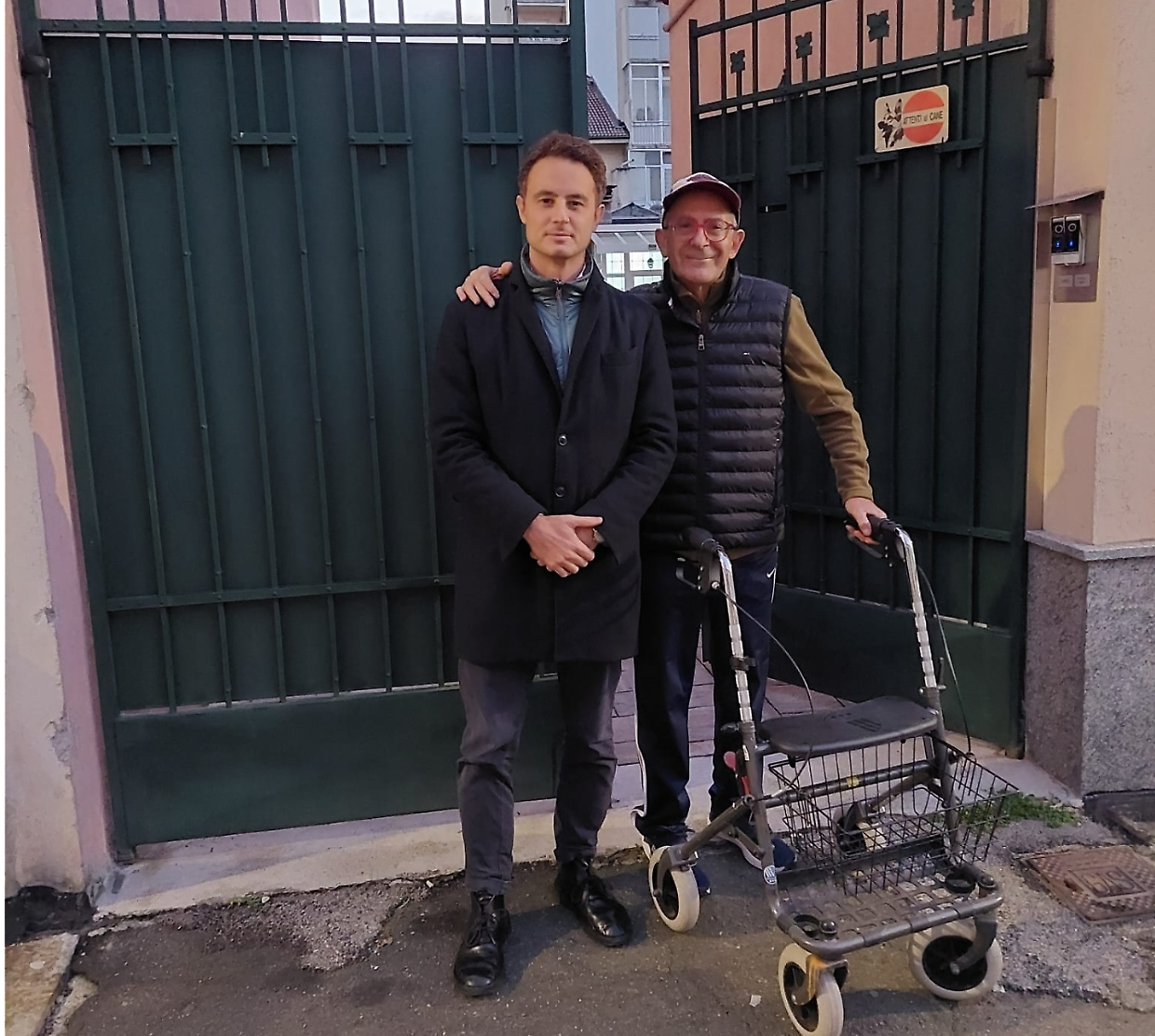 Invalido intrappolato in casa: «Tutta colpa del marciapiede»