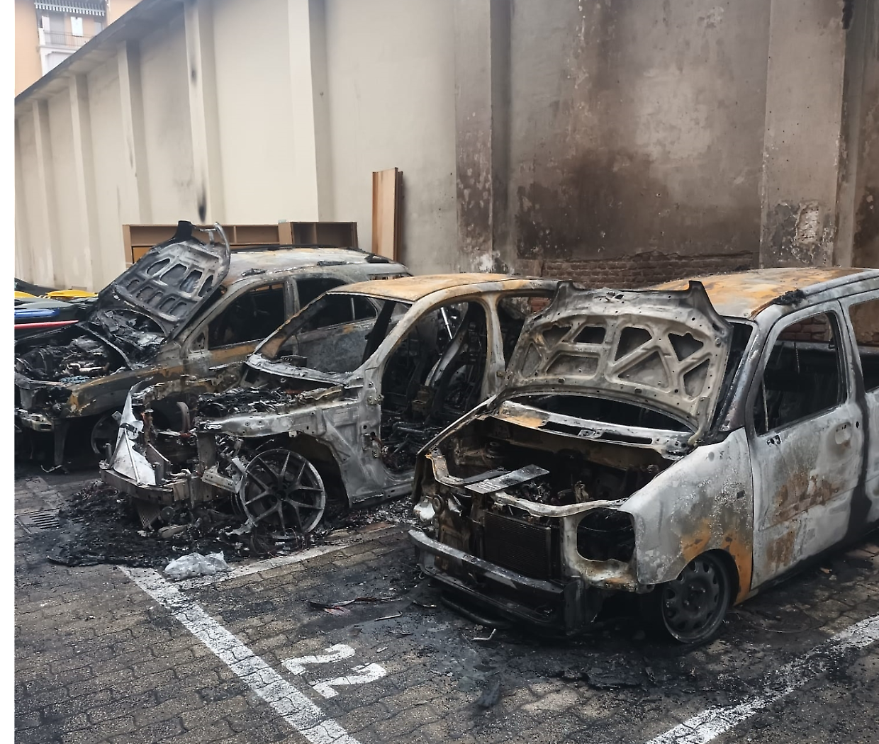 Le tre auto incendiate nel cortile Atc