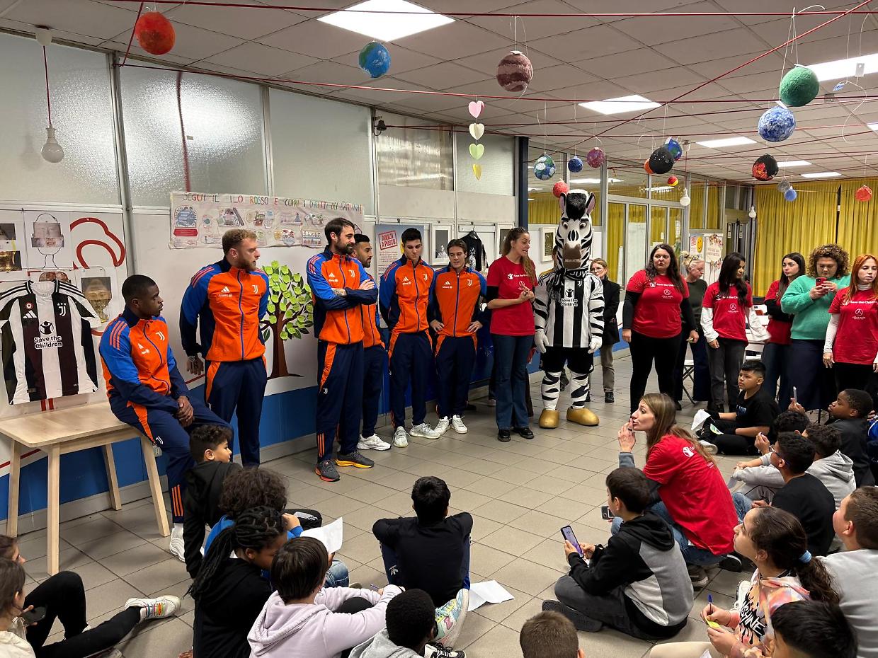 Pinsoglio, Kalulu, Adzic, Fagioli, Nico Gonzalez e Di Gregorio hanno fatto una sorpresa ai bambini delle Vallette al Punto Luce
