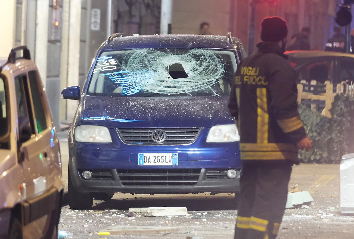 Una delle auto danneggiate dopo l'incendio di corso Giulio Cesare