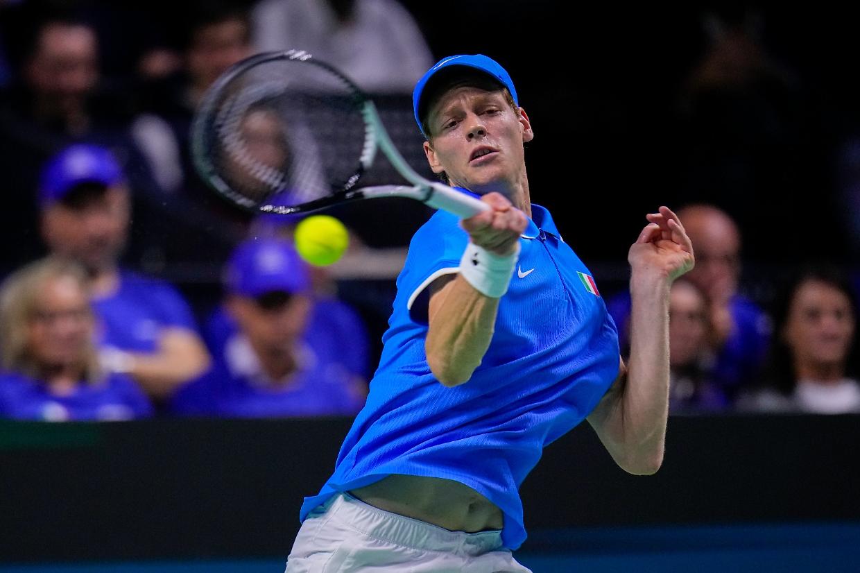 Jannik Sinner, in singolare e con un grande Matteo Berrettini in doppio, trascina l'Italia in semifinale di Coppa Davis