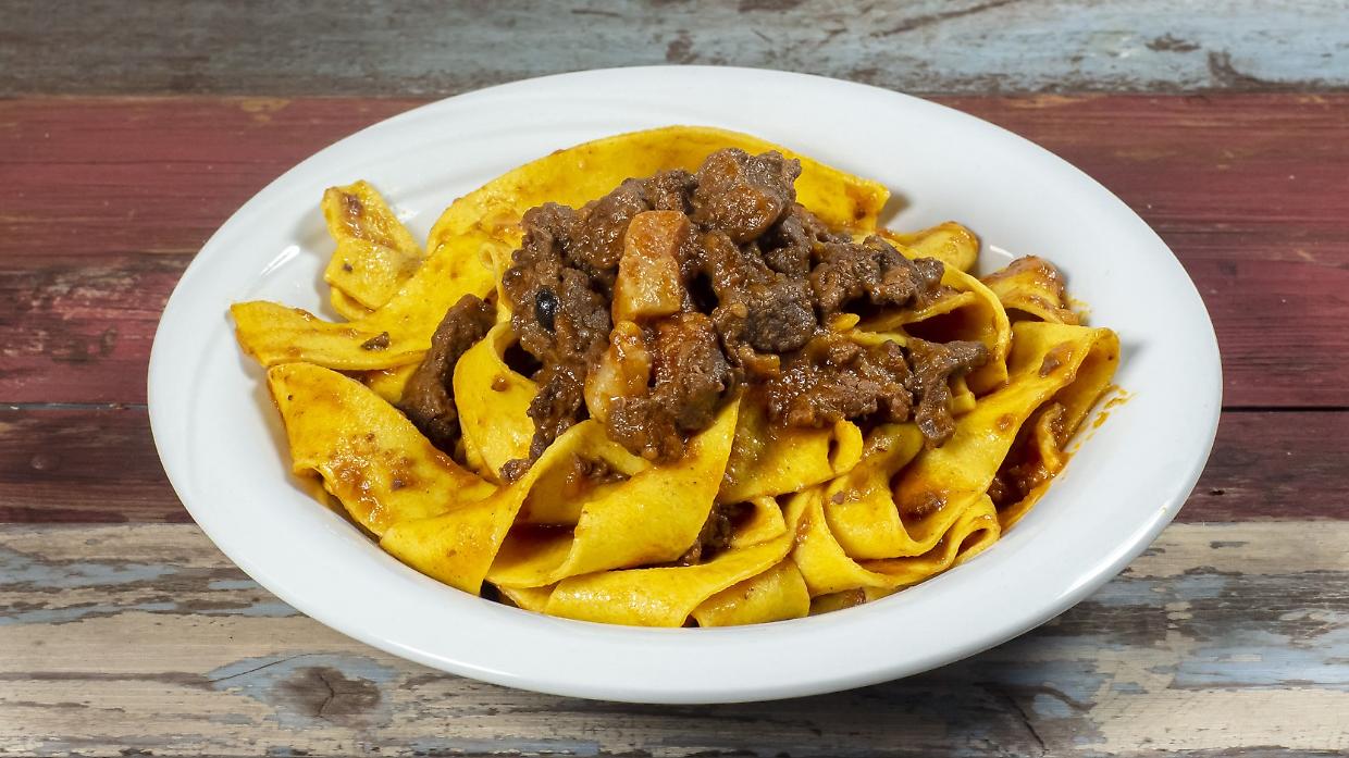 Pappardelle al ragù di cinghialeDal vino rosso alla lenta cottura