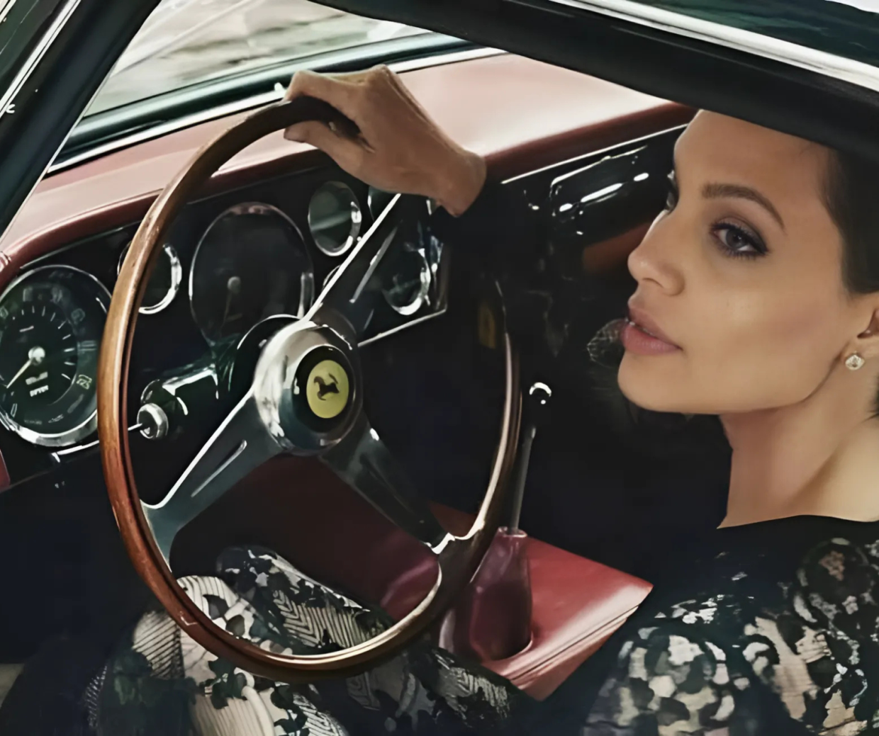 Angelina Jolie è a Torino. Ma è giallo sulla sua (?) Ferrari all'asta FOTO e VIDEO