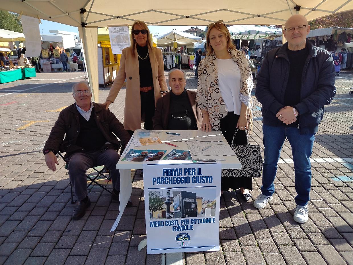 La raccolta firme in centro a Chieri