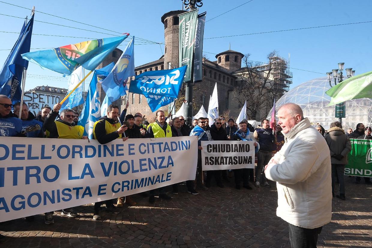 Il corteo delle forze dell'ordine è arrivato sotto la prefettura di Torino