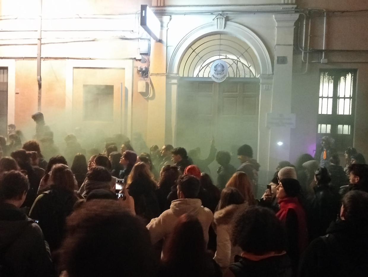 Il momento della "battitura" (con insulti) al commissariato di via Verdi