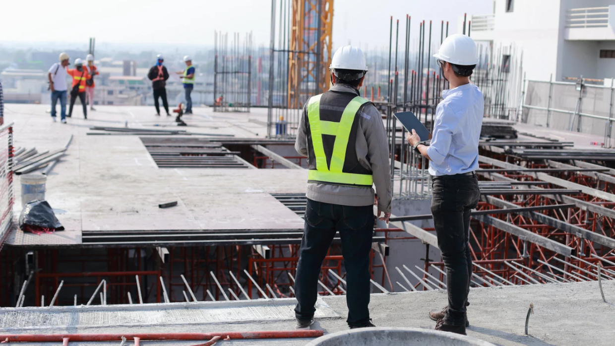 Sfruttamento del lavoro, la scoperta shock: operai costretti a vivere in cantiere