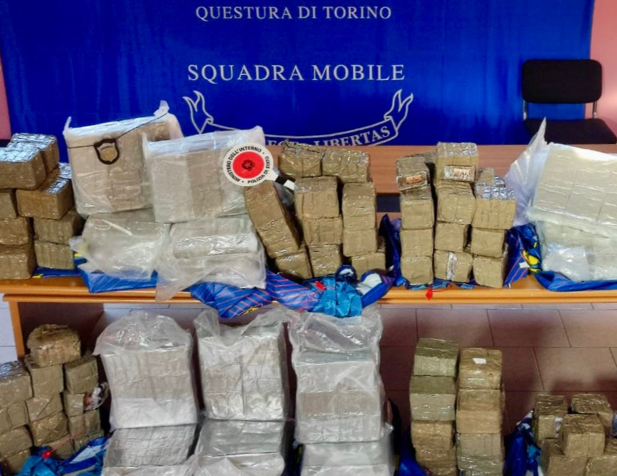 Le sostanze stupefacenti sequestrate dai poliziotti della Squadra mobile