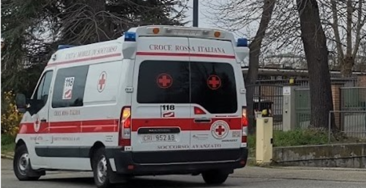 Incidente mortale sul marciapiede: pedone investito e ucciso da un autobus