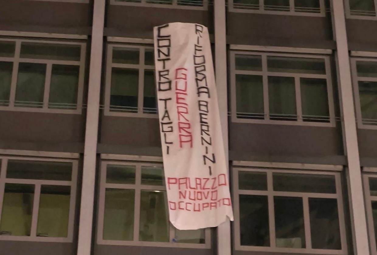Dopo la Leonardo, i collettivi occupano (di nuovo) Palazzo Nuovo