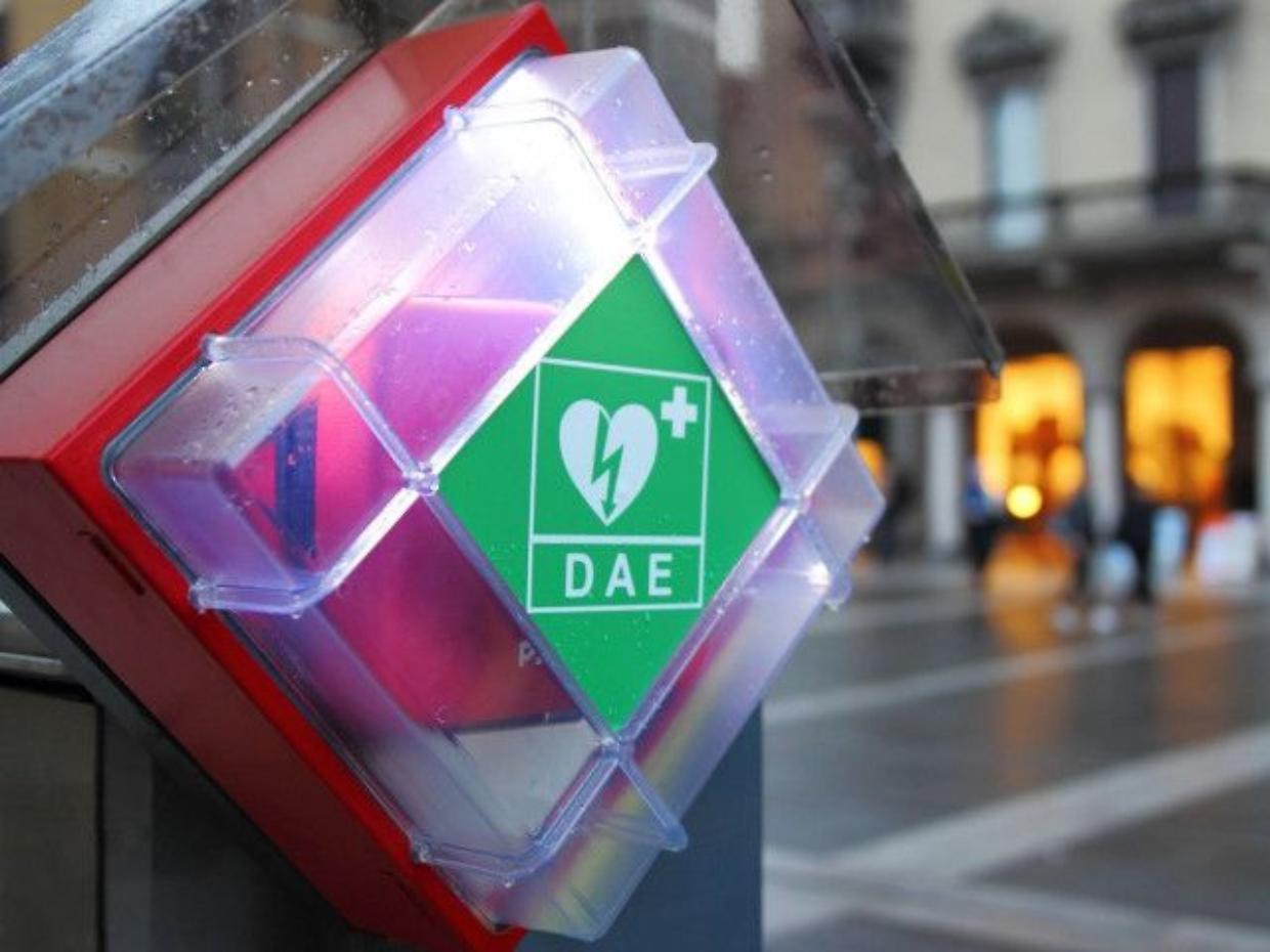 Quattro studenti donano 1.500 euro per un nuovo defibrillatore a Pessione