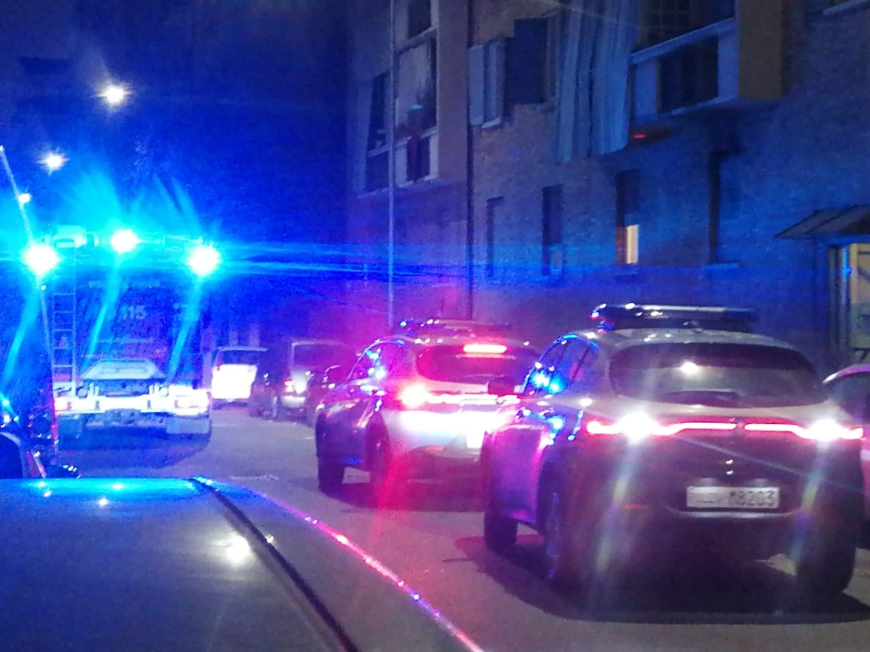 La polizia e i vigili del fuoco intervengono in via Aosta 31